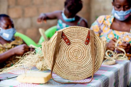 Runde Basttaschen mit Lederriemen zum Umhängen
