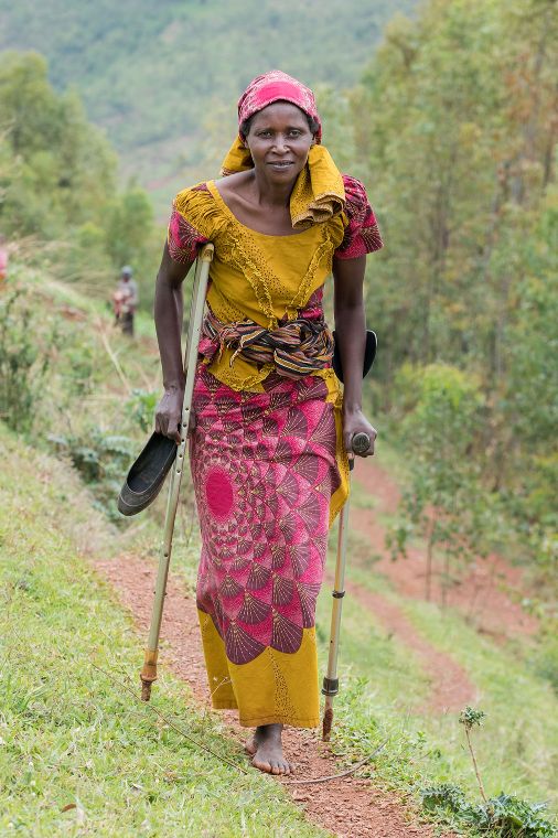 Einbeinige Frau aus Ruanda läuft auf Krücken